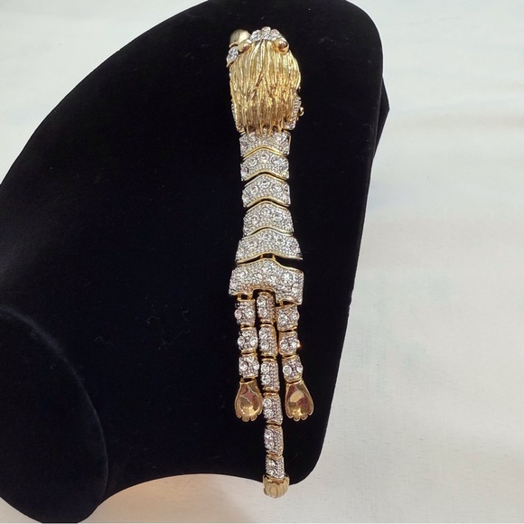 Rhinestone Gold Tone Articulated Lion Brooch - Picture 15 of 16